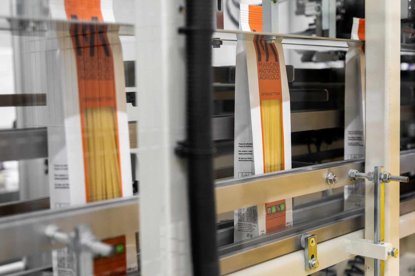 Spaghettini von Mancini werden in der Fabrik abgepackt.