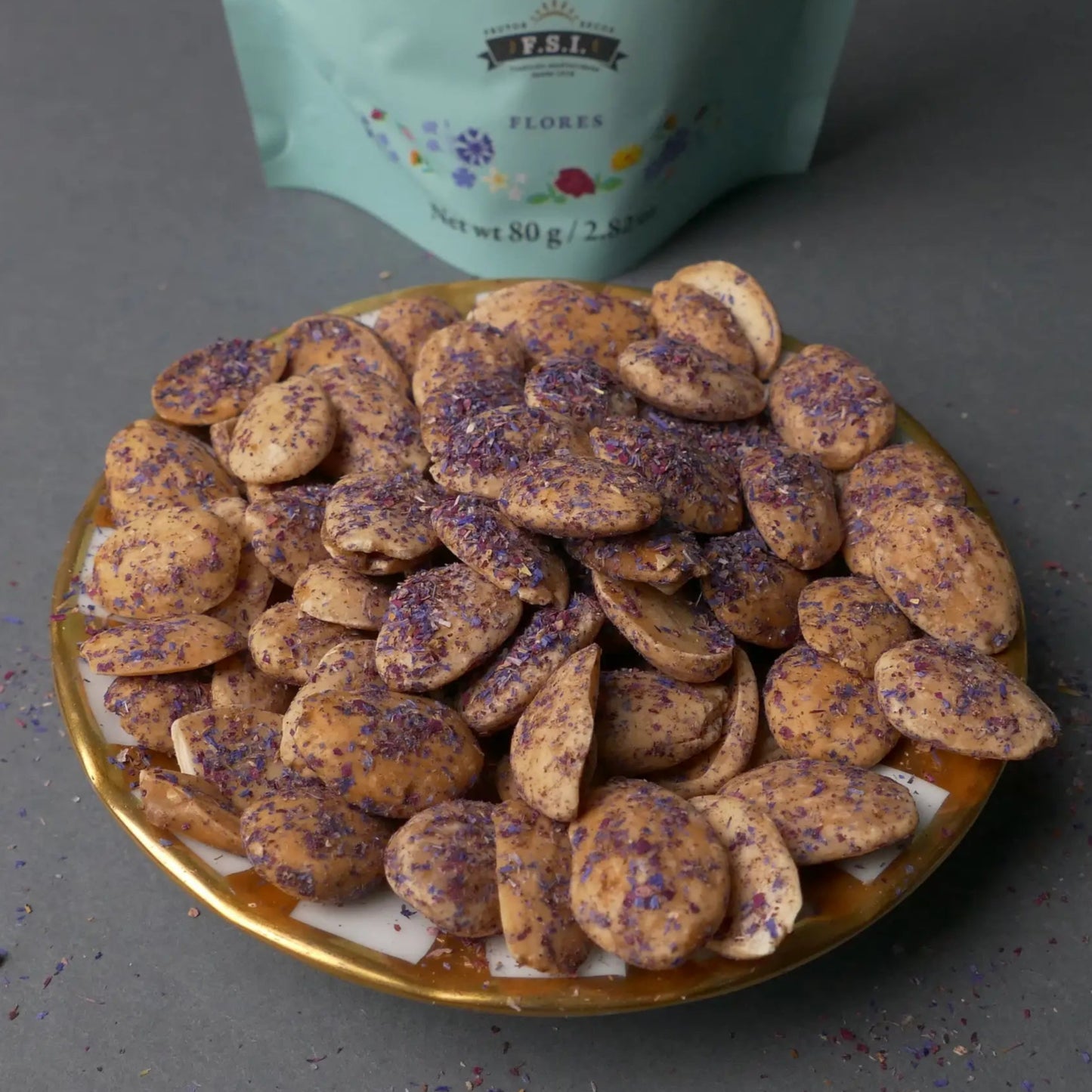Geröstete Mandeln mit Meersalz und Blütenblättern, 80 g
