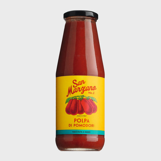 Glasflasche mit gelbem Etikett San Marzano Polpa di pomodori, aromatisch und vielfach einsetzbar.
